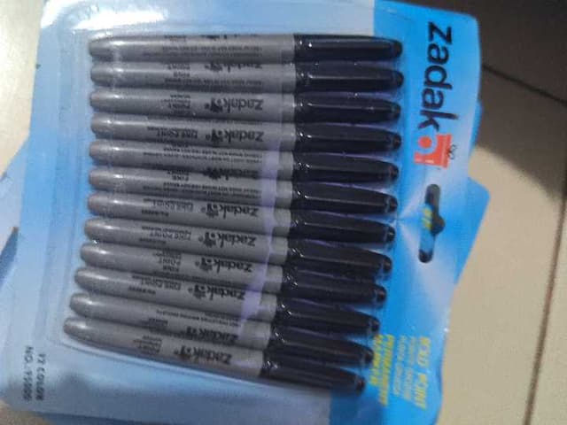 Marcadores permanentes negros